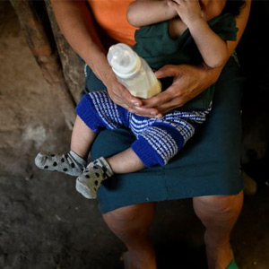 mujer-alimentando-su-hijo2